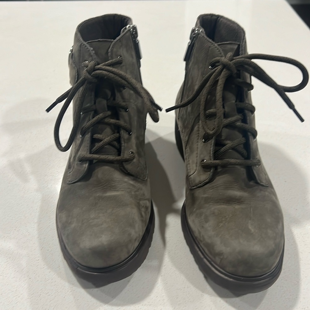 Munro Bradley II Boot (Women). Size 8.5M Olive color Excellent condition!